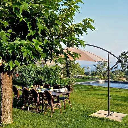 Le Mas De Cavene Bed & Breakfast 4*